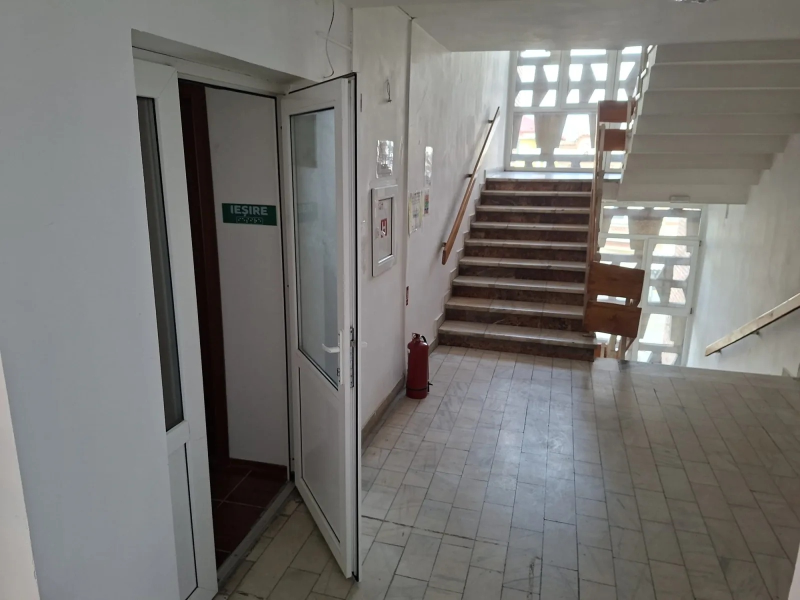 Corp B stair and Calea Eroilor corridor entrance